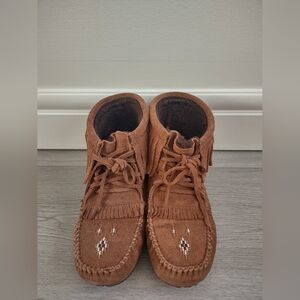 Manitobah Mukluks Brown/Oak Suede Harvester Fleece Lined Moccasin Boots Size 7